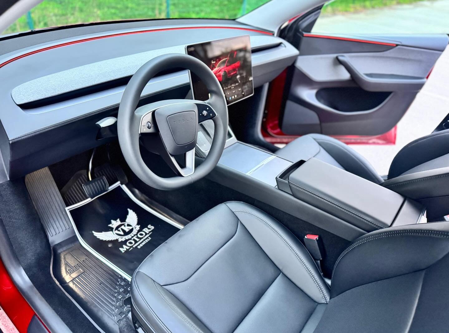Tesla Model Y Standard iç görünüm